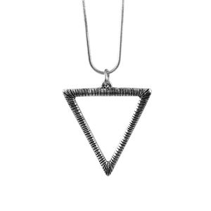 Colar-Triangulo-Geometrico-Grande-Prateado-01