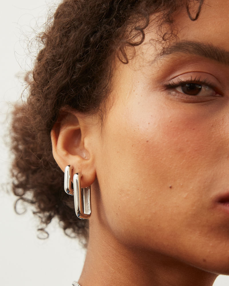 brinco-argola-retangular-m-banho-rodio-4